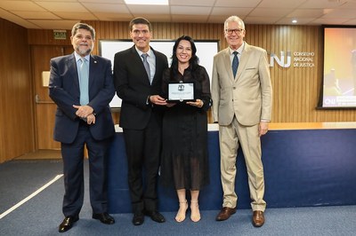 audiodescrição: conselheiro Bastos, conselheiro Pablo Barreto, juíza Monize Marques e ministro do STJ Sérgio Kukina na entrega do Selo Tribunal Amigo da Pessoa Idosa