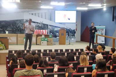 Encerramento Fest Saúde 2025 audiodescrição: auditório Sepúlveda Pertence durante a palestra.