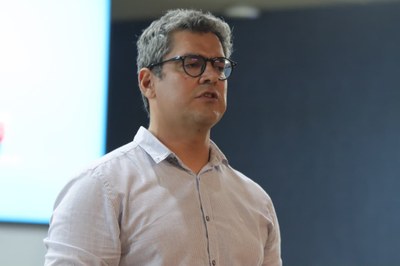 Professor Vitor Figueiredo audiodescrição: Professor Vitor Figueiredo homem branco grisalho de óculos