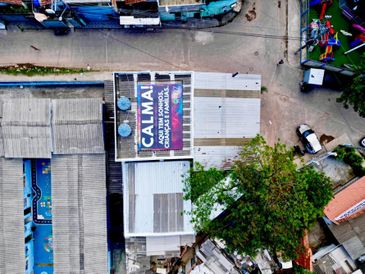ONG Nóiz/Divulgação Rio de Janeiro (RJ), 31/10/2025 - Faixa em telhado na Cidade de Deus para evitar tiros de helicópteros no local. Foto: ONG Nóiz/Divulgação