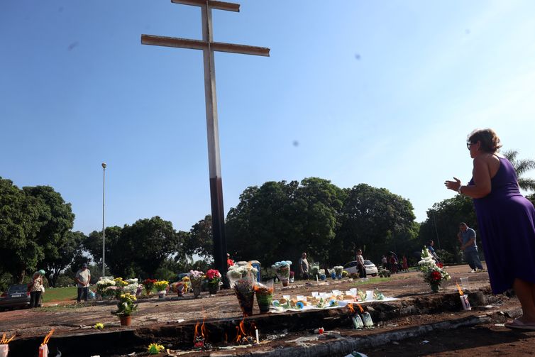 Valter Campanato/Agência Brasil Brasília (DF), 02/11/2025 - Pessoas visitam túmulos durante o dia de Finados, no cemitério Campo da Esperança. Foto: Valter Campanato/Agência Brasil