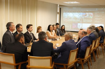 mesa com os participantes da reunião