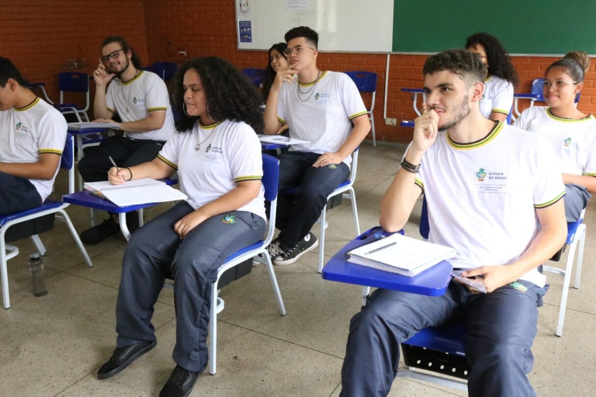 Pesquisa quer saber trajetória dos jovens que concluíram ensino médio