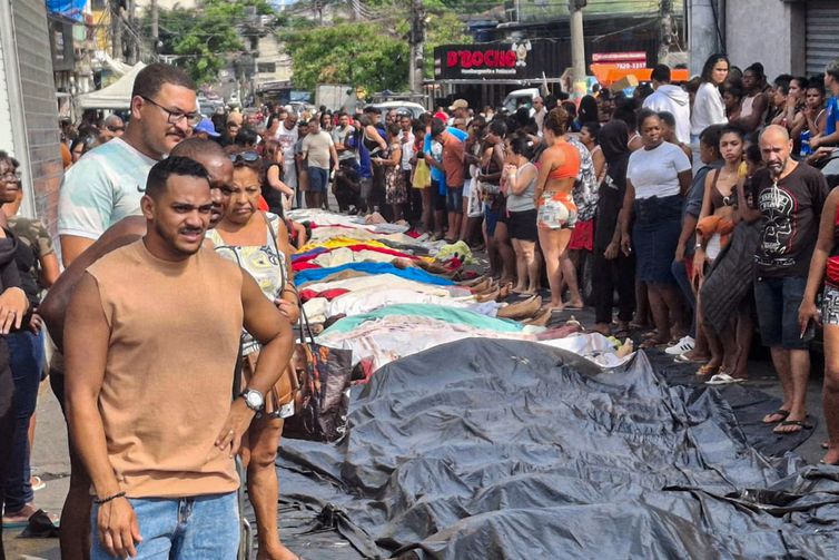 Eusébio Gomes/TV Brasil Rio de Janeiro (RJ), 29/10/2025 - Dezenas de corpos são trazidos por moradores para a Praça São Lucas, na Penha, zona norte do Rio de Janeiro, após ação policial da Operação Contenção. Foto: Eusébio Gomes/TV Brasil
